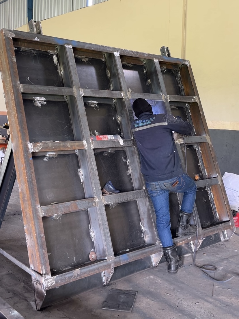 Proyek Pintu Air Motorized dan Pintu Air Double Gearbox untuk Sistem Pengelolaan Air di Pulau Obi