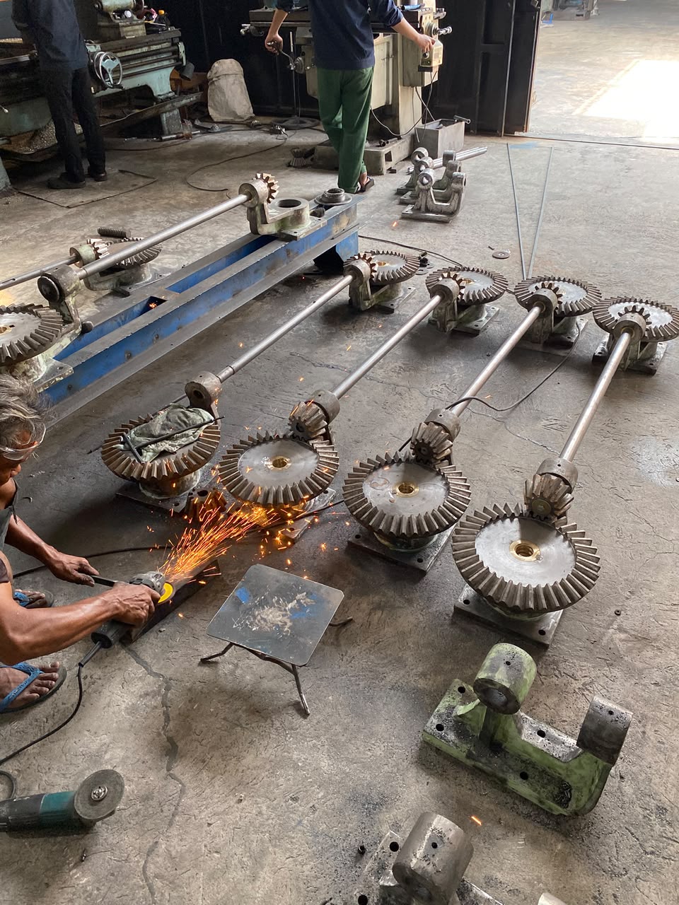 Pengerjaan Gearbox Pintu Air dan As 2 Inch untuk Proyek Bandung