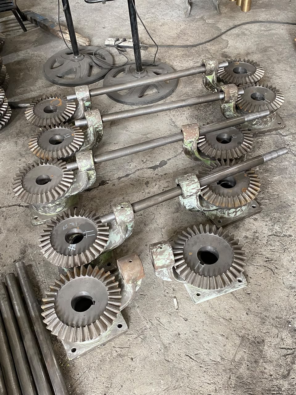 Pengerjaan Gearbox Pintu Air dan As 2 Inch untuk Proyek Bandung
